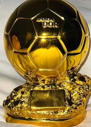 🏆 Ballon d' OR France Football Trophée 100 % résine doré idée déco souvenir sport collection, marke: FIFA, zustand: Neu, 50,00 €, 53,20 € inklusive Vinted-Käuferschutz