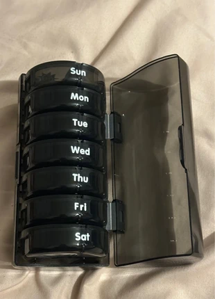 Weekly Pill Organizer – 7 Day Box with Compartments, marque: Shein, état: Comme neuf, 3,00 €, 3,85 € Protection acheteurs incluse