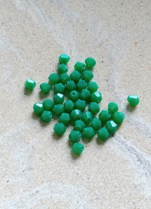 Un fil de perles toupies vertes en verre 4 mm - PVE4-11, condition: New with tags, €1.00, €1.75 includes Buyer Protection Pro