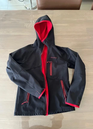 Veste quechua noire et rouge 10 ans, marke: Quechua, zustand: Sehr gut, größe: 10 Jahre / 140, 2,50 €, 3,33 € inklusive Vinted-Käuferschutz