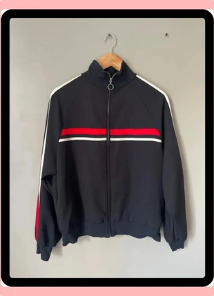 Veste noire sportwear Zara taille M  bandes rouge et crème, marca: Zara, estado: Muy bueno, tamaño: M / 38 / 10, 10,00 €, 11,20 € Protección al comprador incluida