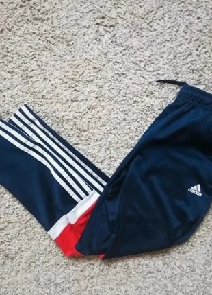 Pantalon Adidas bleu marine bandes blanches rouges XS/S vintage sport training, merk: Champion, staat: Heel goed, maat: 14 jaar / 164 cm, € 9,99, € 11,19 inclusief Kopersbescherming