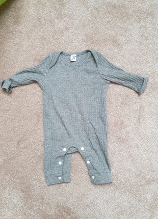 Romper Shein maat 56 grijs, merk: Shein, staat: Heel goed, maat: 1-3 maanden / 56 cm, € 1,45, € 2,22 inclusief Kopersbescherming Pro