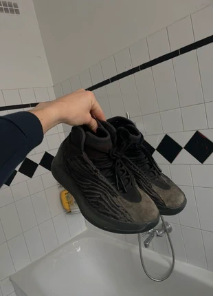 Yeezy QNTM - Taille 44, marca: Yeezy, estado: Muito bom, tamanho: 44,5, €65.00, €68.95 inclui Proteção do Comprador