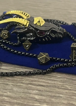 🐉 Ciondolo Teschio di Drago con Mini Dadi D&D, état: Comme neuf, 14,90 €, 16,35 € Protection acheteurs incluse