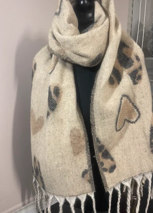 Écharpe beige cœur, marque: Angelina & co, état: Neuf sans étiquette, 15,00 €, 16,45 € Protection acheteurs incluse