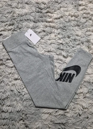 Legging Sportswear Nike Gris Taille XS, marke: Nike, zustand: Neu, mit Etikett, größe: XS / 34 / 6, 26,00 €, 28,00 € inklusive Vinted-Käuferschutz