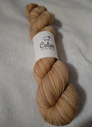 Écheveau de laine Color un the moon. Teintée à la main. Neuve, brand: Color in the moon, condizioni: Nuovo con cartellino, €14.00, €15.40 include la Protezione acquisti