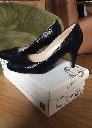 Escarpins noirs cuir aspect croco T38,5, marque: Brenda Zaro, état: Très bon état, taille: 38.5, 14,00 €, 15,40 € Protection acheteurs incluse