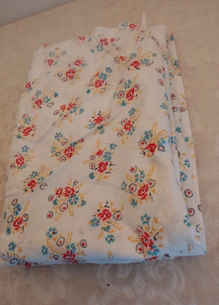 Scampolo tessuto in cotone bianco fiorellini Rossi azzurri e gialle, brand: fiorellini, condizioni: Ottime, €8.00, €9.10 include la Protezione acquisti