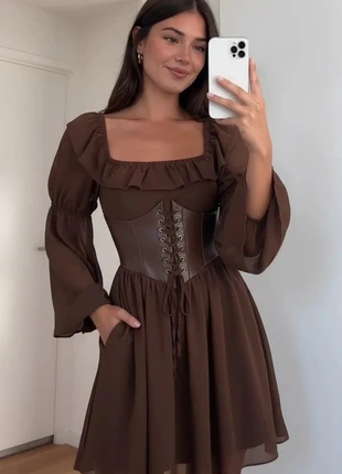 Robe marron fluide avec corset lacé et manches longues bouffantes taille M, marque: Vintage Dressing, état: Très bon état, taille: M / 38 / 10, 54,90 €, 58,35 € Protection acheteurs (Pro) incluse