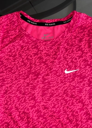 t-shirt nike running printed millar rose, marke: Nike, zustand: Sehr gut, größe: XS / 34 / 6, 20,00 €, 21,70 € inklusive Vinted-Käuferschutz