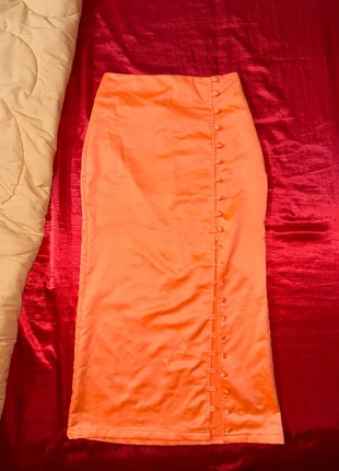 Orange midi-skirt with open split, brand: ASOS, condizioni: Ottime, taglia: XS / IT 38 / EU 34, €9.00, €10.15 include la Protezione acquisti