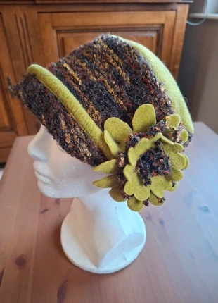 Élégant chapeau souple/bonnet vert chiné orné d’une fleur - Taille 58, état: Très bon état, taille: 58, 4,50 €, 5,43 € Protection acheteurs incluse
