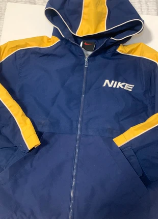 Giacca NIKE bambino 5 anni blu e gialla con cappuccio – ottime condizioni!, merk: Nike, staat: Heel goed, maat: 5 jaar / 110 cm, € 15,00, € 16,45 inclusief Kopersbescherming