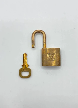 Cadenas Louis Vuitton + clé / padlock – accessoire iconique, merk: Louis Vuitton, staat: Heel goed, € 39,90, € 42,60 inclusief Kopersbescherming