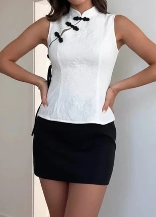 Top blanc style chinois brodé, cintré, sans manches, détails noirs chic taille S, marque: Vintage Dressing, état: Très bon état, taille: S / 36 / 8, 44,00 €, 46,90 € Protection acheteurs (Pro) incluse