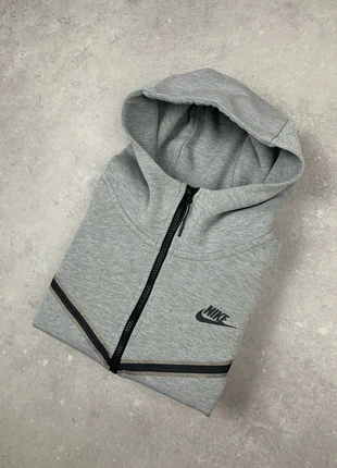 Pull zippé Nike Tech en couleur gris clair en très bon état en taille S, brand: Nike, condizioni: Ottime, taglia: S, €29.99, €32.19 include la Protezione acquisti