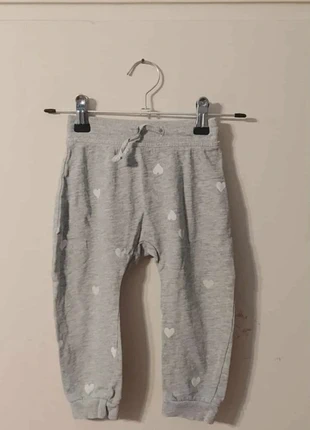 Bas de jogging gris avec motifs coeur 12-18 mois (86cm), marca: H&M, estado: Muito bom, tamanho: 18-24 meses / 86 cm, €3.00, €3.85 inclui Proteção do Comprador Pro
