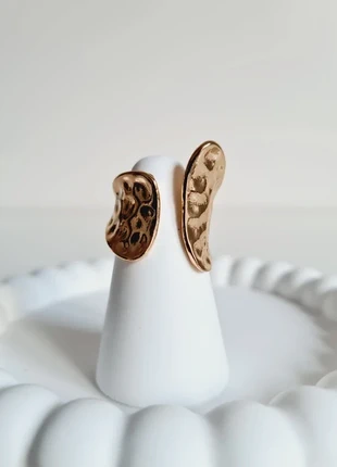 Bague large en métal doré martelé, ajustable et ajourée, staat: Nieuw met prijskaartje, maat: Aanpasbaar, € 3,00, € 3,85 inclusief Kopersbescherming