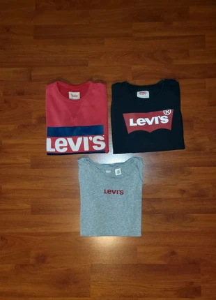 Lot Crewneck Levi's x2 + t-shirt Levi's, brand: Levi's, condizioni: Ottime, taglia: S / IT 40 / EU 36, €15.00, €16.45 include la Protezione acquisti
