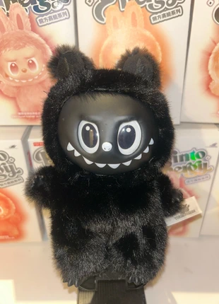 Une peluche labubu full black poilu, marque: POPMART, état: Très bon état, taille: Taille unique, 10,00 €, 11,20 € Protection acheteurs incluse