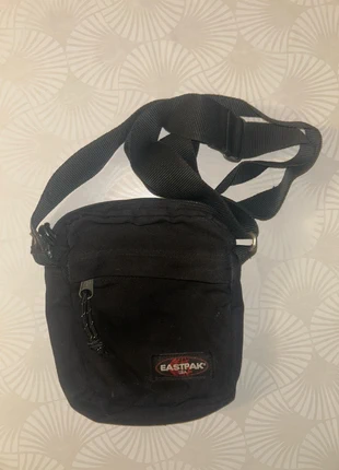 Pochette bandoulière Eastpak noire – intemporelle et pratique, brand: Eastpak, condizioni: Discrete, €8.00, €9.10 include la Protezione acquisti