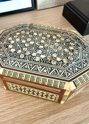 Boite ou Coffret en marquèterie bois naturel/teinté et nacre, marque: pas de marque, état: Très bon état, 16,00 €, 17,50 € Protection acheteurs incluse