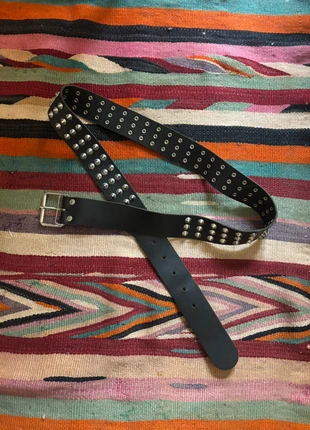 Schwarzer Nietengürtel (3-reihig), merk: Vintage Love, staat: Goed, maat: 90 cm, € 7,00, € 8,05 inclusief Kopersbescherming