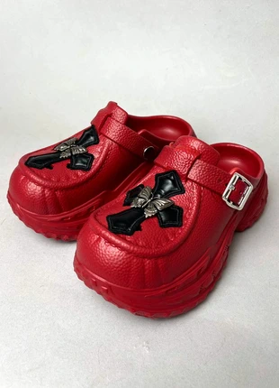 🦇 Gothic Cybercore Vibe Red & Black Platform Clogs with Cross and Butterfly, marque: Vintage Dressing, état: Neuf sans étiquette, taille: 37, 52,95 €, 56,30 € Protection acheteurs incluse