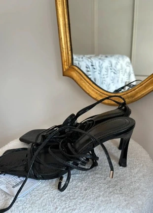 Kitten heels escarpins à talon entonnoir à brides fines, marke: Bershka, zustand: Sehr gut, größe: 41, 9,90 €, 11,10 € beinhaltet Vinted-Käuferschutz Pro