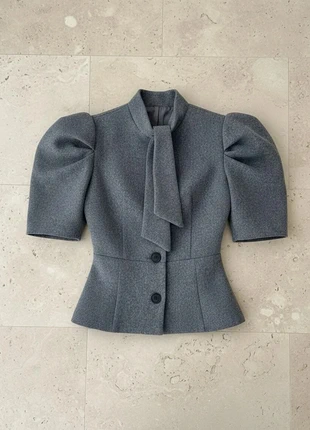 Haut structuré gris à col montant et nœud lavallière – manches courtes bouffantes taille s, brand: cuculera, condizioni: Ottime, taglia: S / IT 40 / EU 36, €39.90, €42.60 include la Protezione acquisti