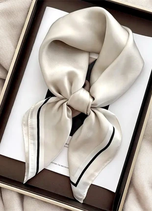 Sjaaltje crème met print & trendy - Cream scarf with print trendy, merk: noonstudio, staat: Nieuw met prijskaartje, € 9,95, € 11,15 inclusief Kopersbescherming Pro