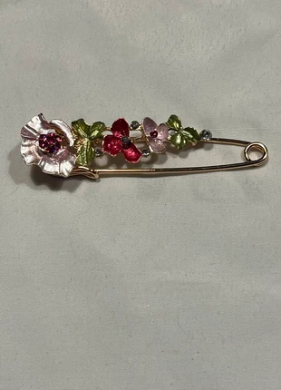 Goudkleurige broche met bloemmotief in emaille, staat: Heel goed, € 3,00, € 3,85 inclusief Kopersbescherming