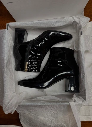 Stivali Pollini numero 39 in vernice neri, merk: Pollini, staat: Heel goed, maat: 39, € 250,00, € 263,20 inclusief Kopersbescherming