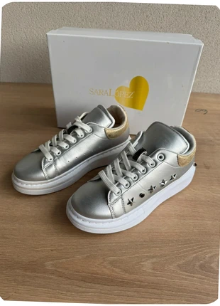 Baskets femme Sara Lopez gris et blanc taille 37 - Neuves en boîte d'origine, marque: Sara López, état: Neuf sans étiquette, taille: 37, 18,00 €, 19,60 € Protection acheteurs (Pro) incluse