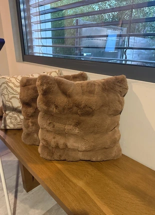 Deux coussins fausse fourrure, marque: sans marque, état: Comme neuf, taille: 45 x 45 cm, 15,00 €, 16,45 € Protection acheteurs incluse