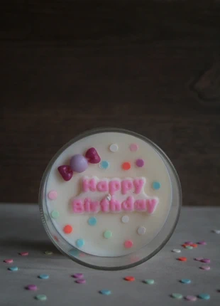 Happy birthday verjaardag kaars. Prijs is vast!! Verzenden van de kaars is op EIGEN risico., merk: Candlelicious by M, staat: Nieuw met prijskaartje, € 8,95, € 10,10 inclusief Kopersbescherming