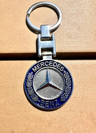Porte clés Mercedes en métal gris et bleu, marque: Mercedes, état: Neuf sans étiquette, 18,00 €, 19,60 € Protection acheteurs incluse