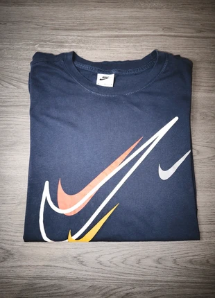 T-shirt Nike bleu multi-logo – Taille M – Très bon état, marque: Nike, état: Très bon état, taille: M, 15,00 €, 16,45 € Protection acheteurs incluse