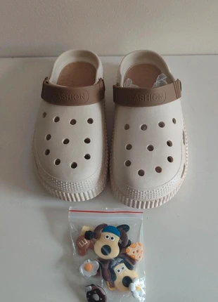 Sabots crème – Taille 38/39 – Neufs + Pins décoratifs multicolores, merk: Boutique Parisienne, staat: Nieuw zonder prijskaartje, maat: 38, € 18,00, € 19,60 inclusief Kopersbescherming