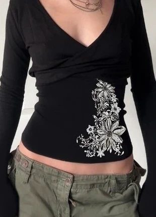 Top noir Y2K manches longues – décolleté cache-cœur & motif floral, marque: glowx, état: Très bon état, taille: M / 38 / 10, 21,90 €, 23,70 € Protection acheteurs incluse