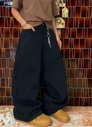 Jean noir oversize style streetwear avec broderies dorées Taille S, marca: Studio Celeste, estado: Muito bom, tamanho: S / 36 / 8, €47.90, €51.00 inclui Proteção do Comprador Pro