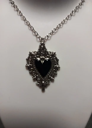 Halsketting verzilverd gothic met zwart hart, marque: gothic, état: Très bon état, 5,00 €, 5,95 € Protection acheteurs incluse