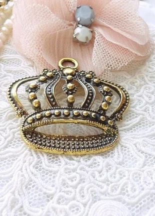 pendentif couronne dorée, pendentif xxl, save de Queens, grande breloque or,, marke: Haute Couture, zustand: Sehr gut, 7,50 €, 8,58 € inklusive Vinted-Käuferschutz