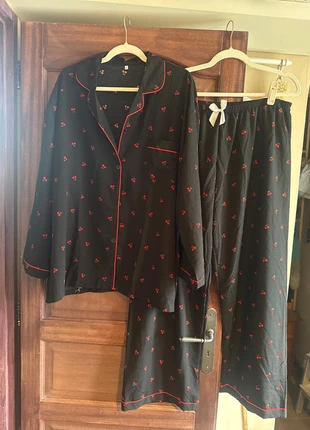 Pyjama cerises fond noir, marque: Boutique indépendante, état: Neuf sans étiquette, taille: 7XL / 54 / 26, 25,00 €, 26,95 € Protection acheteurs incluse
