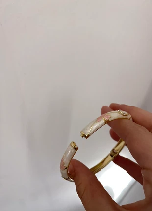 Jonc blanc nacré et doré avec fleurs roses et strass, merk: Boutique Parisienne, staat: Nieuw zonder prijskaartje, € 9,00, € 10,15 inclusief Kopersbescherming