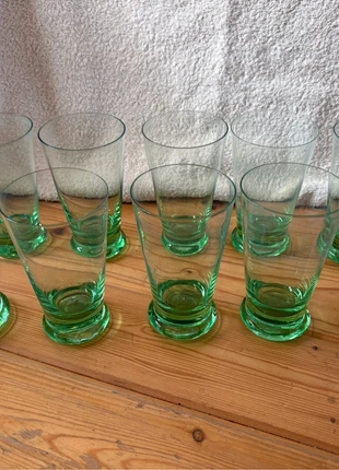 10 glaasjes 11,5 cm groene voet taps toelopend, merk: geen merk, staat: Heel goed, € 6,00, € 7,00 inclusief Kopersbescherming