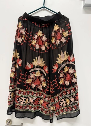 Bestickter schwarzer Rock mit floralen Details – Boho & elegant, zustand: Sehr gut, größe: M / 38 / 10, 15,00 €, 16,45 € inklusive Vinted-Käuferschutz