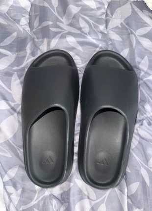 Adidas yeezy slides, marque: adidas, état: Neuf sans étiquette, taille: 43, 50,00 €, 53,20 € Protection acheteurs incluse